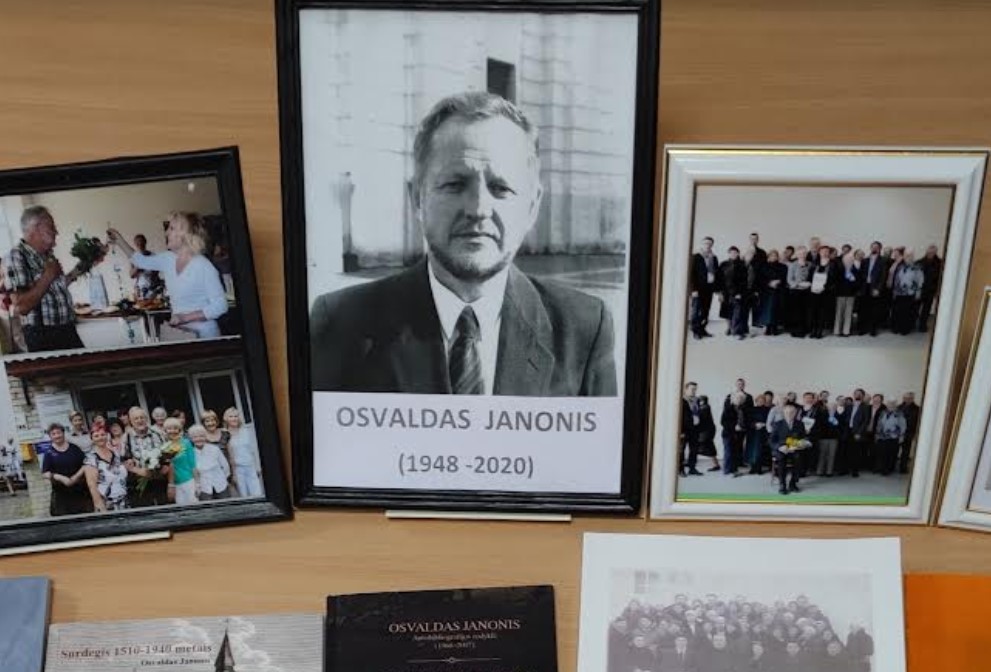 You are currently viewing Surdegio bibliotekoje paroda „Profesoriui Osvaldui Janoniui atminti“