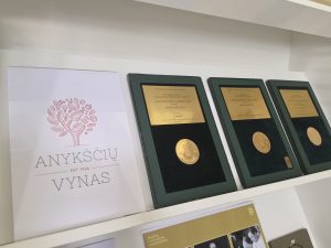 Read more about the article Bibliotekoje – paroda „100 metų Anykščių vynui“