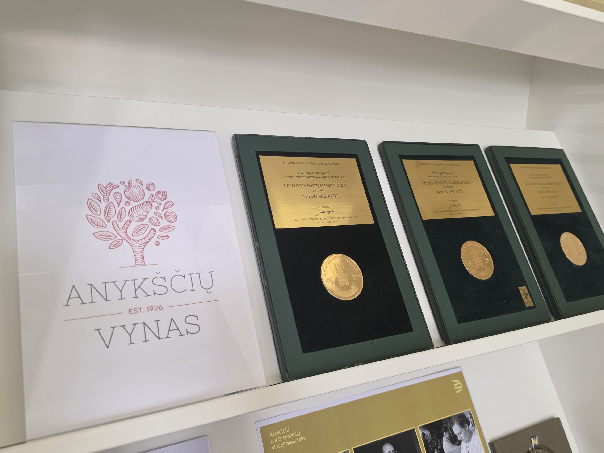 You are currently viewing Bibliotekoje – paroda „100 metų Anykščių vynui“