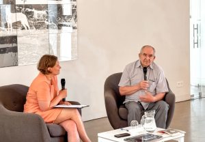 Read more about the article Kai fotografija pakelia virš kasdienybės: Aloyzo Janušio jubiliejinis vakaras